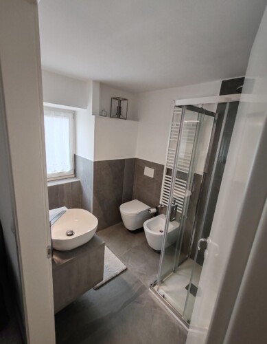 bagno con doccia Lovely House