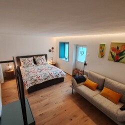 stanza da letto con divano Lovely House