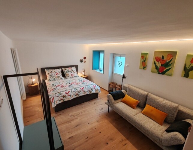 stanza da letto con divano Lovely House
