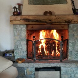 camino in baita in inverno