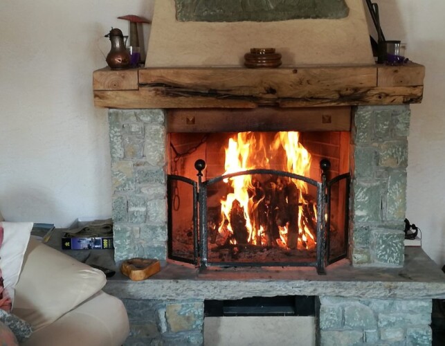 camino in baita in inverno