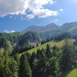 primavera vista montagne dalla baita