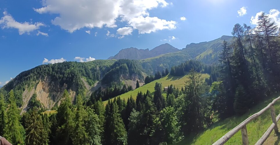 primavera vista montagne dalla baita