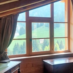 vista stanza da letto sulle montagne